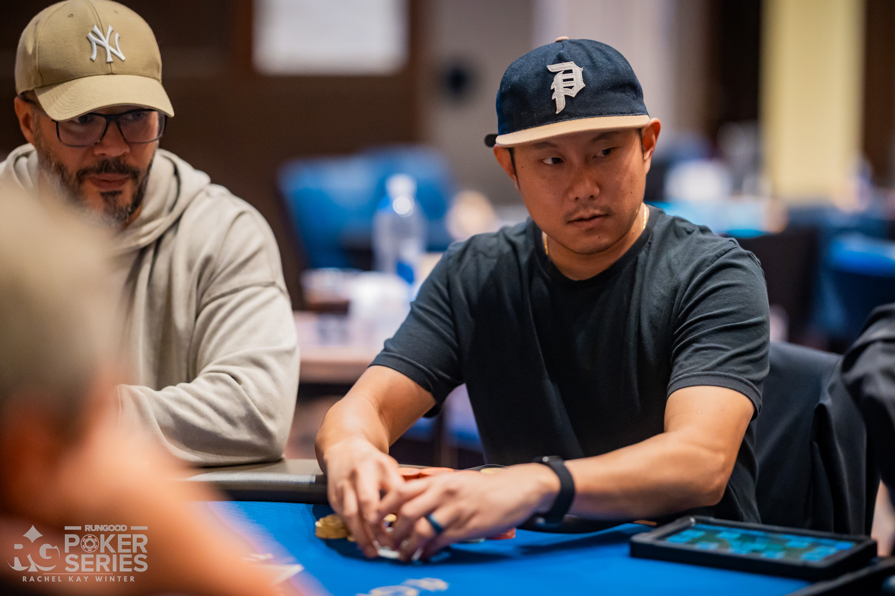 Xiong Thao 在 $400 PokerNews Cup 首日强势领跑，单日筹码占比近三成 - BG真人游戏 - BG真人